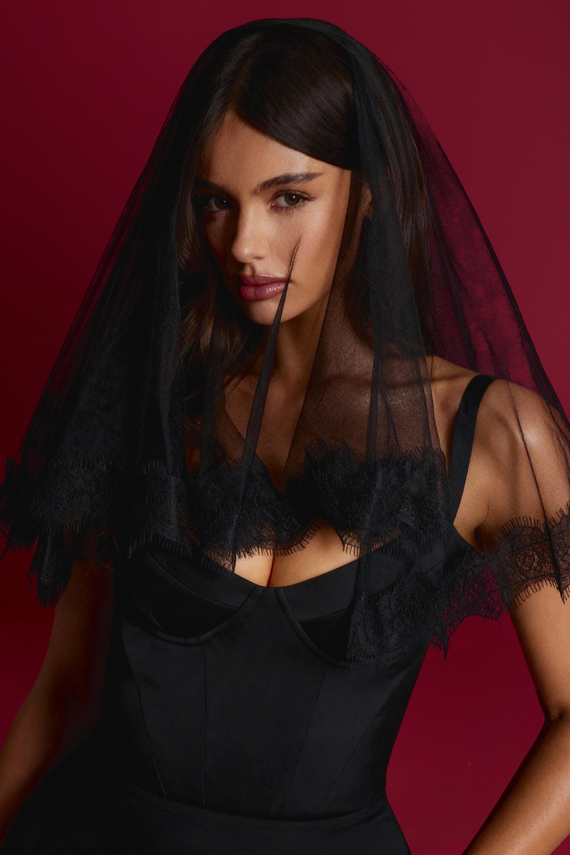 Lace-Trim Veil in Black
