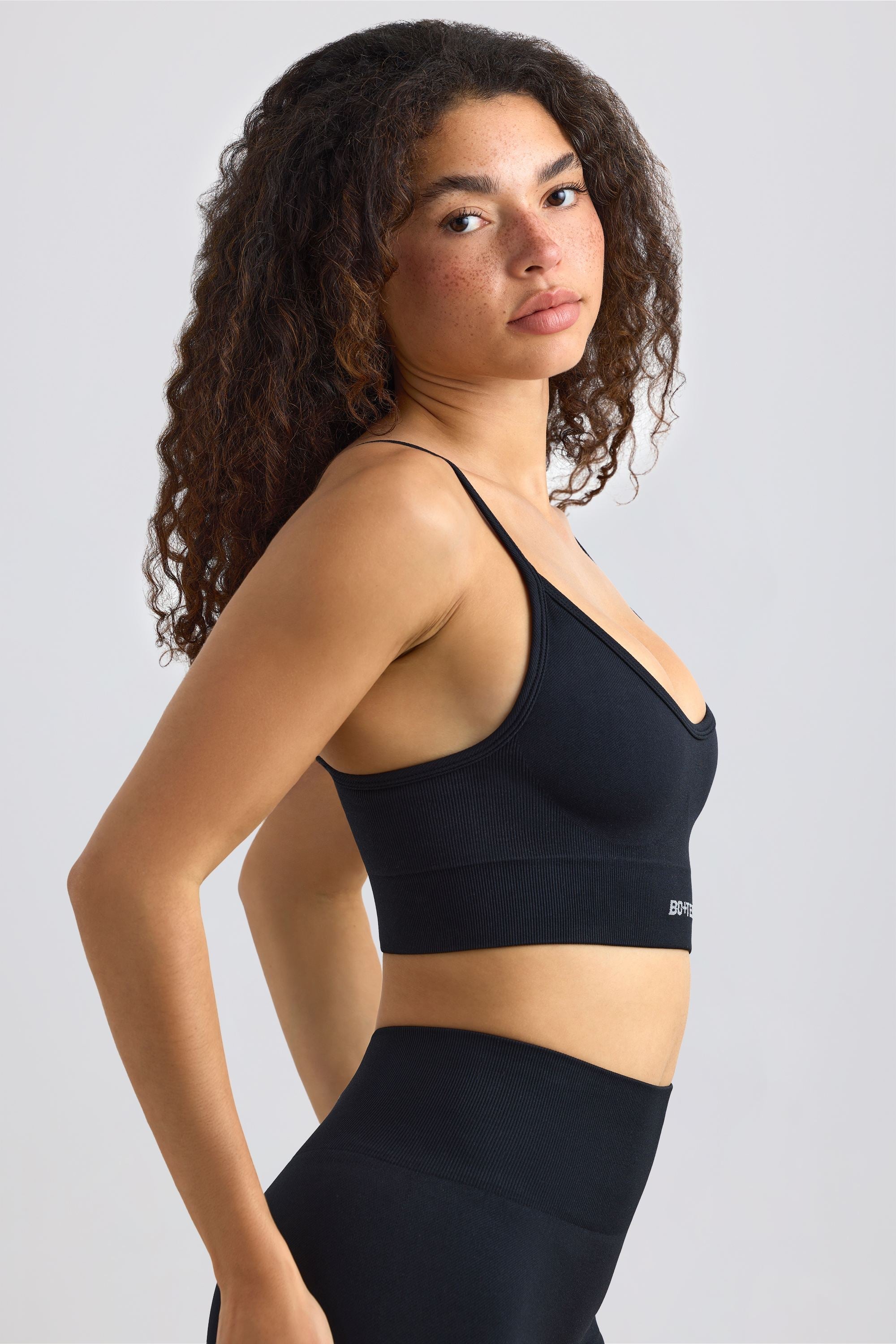 Super Sculpt Seamless Scoop-Neck Sports Bra in Black