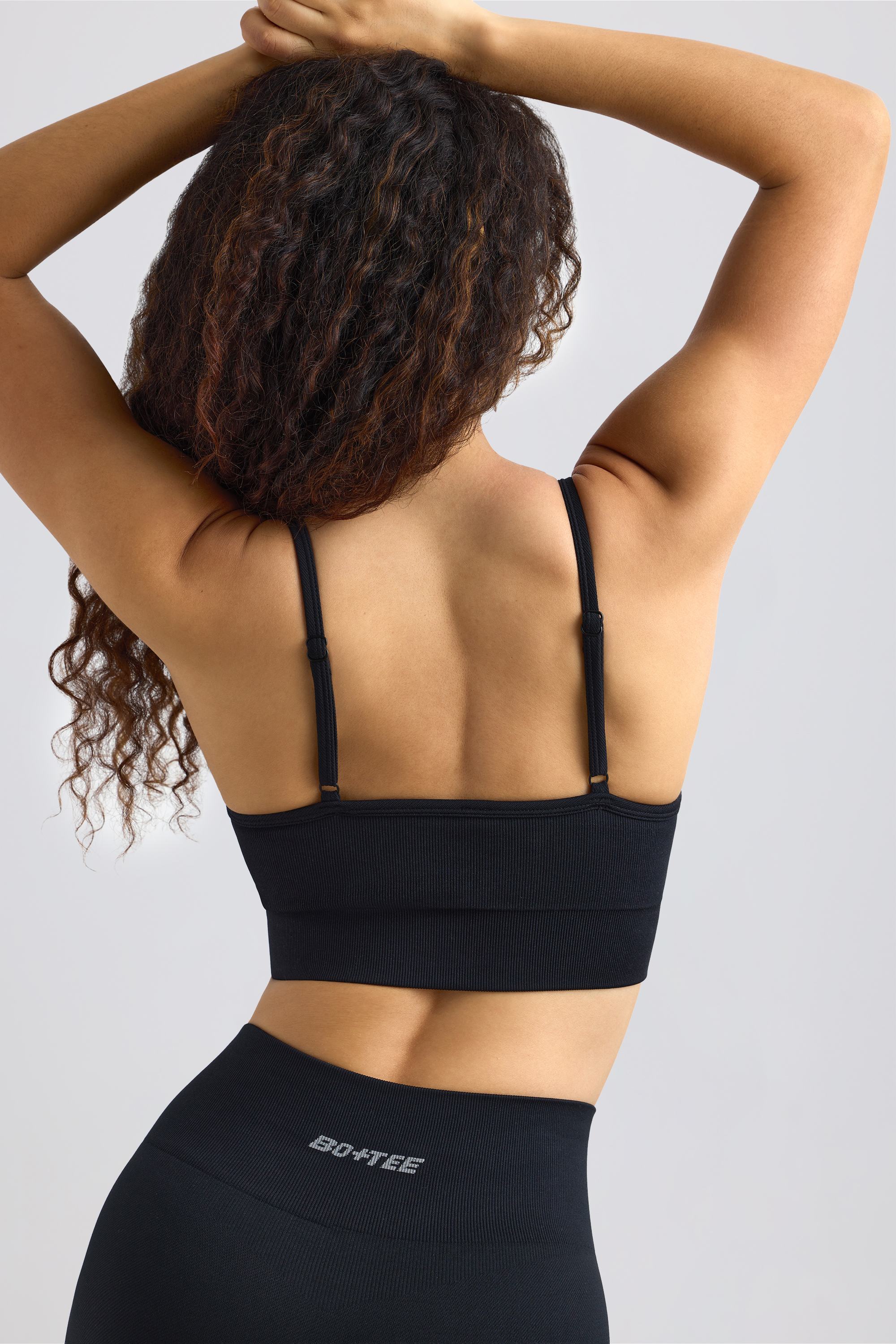 Super Sculpt Seamless Scoop-Neck Sports Bra in Black